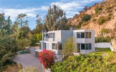 CONTEMPORARY RESIDENCE SURROUNDED BY ORGANIC NATURE