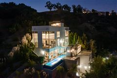 MODERN HOME FOR THE ULTIMATE HOLLYWOOD LIFESTYLE