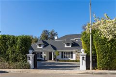 BEAUTIFUL NEWLY RENOVATED HAMPTONS STYLE TRADITIONAL