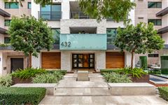 SOPHISTICATED AND NEWLY REFINISHED GROUND FLOOR CONDO