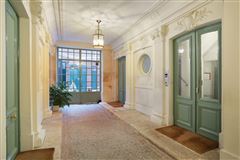 LIGHT-FILLED SPACIOUS APARTMENT BEAUTIFULLY APPOINTED