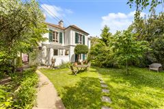 DELIGHTFUL PROPERTY LOCATED IN A PEACEFUL AND SOUGHT-AFTER RESIDENTIAL NEIGHBOURHOOD
