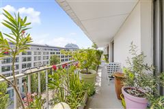 THIS SPACIOUS AND BRIGHT APARTMENT OFFERS A LOVELY SOUTH-WEST CONTINUOUS BALCONY