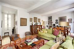 SPACIOUS APARTMENT IN PERFECT CONDITION IN A FINE 18TH CENTURY BUILDING