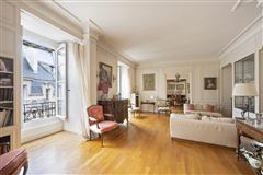 FOURTH FLOOR APARTMENT IN BEAUTIFUL 18TH CENTURY BUILDING