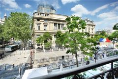 THIS SPACIOUS APARTMENT OFFERS EXCEPTIONAL VIEWS OF THE PALAIS DE JUSTICE