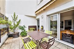 SPACIOUS APARTMENT IN VERY GOOD CONDITION LOCATED IN A PEACEFUL STREET