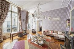 FIRST FLOOR APARTMENT IN AN 18TH CENTURY BUILDING