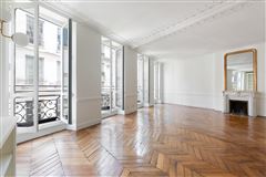 PRISTINE APARTMENT IN A LATE-18TH CENTURY BUILDING