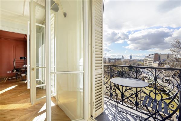 Floor Through Apartment With A View Of The Seine France Luxury