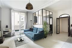 LIGHT-FILLED CHIC APARTMENT IN A BEUATIFUL BUILDING