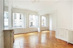 BEAUTIFUL APARTMENT IN A FINE LATE 19TH CENTURY HAUSSMANNIAN BUILDING