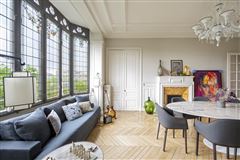 FLOOR THROUGH APARTMENT BATHED IN SUNSHINE