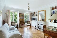 APARTMENT IN PERFECT CONDITION IN TURN-OF-CENTURY BUILDING