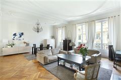 AN ELEGANT APARTMENT IDEALLY LOCATED