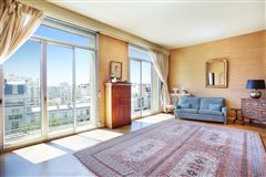 ELEGANT RESIDENCE WITH SECURE DIRECT LIFT ACCESS