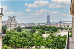 SUPERB APARTMENT BENEFITING FROM A BALCONY OVERLOOKING THE TUILERIES GARDENS