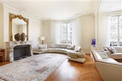 BRIGHT AND OPEN 17TH DISTRICT APARTMENT
