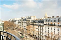 BRIGHT AND REFINED APARTMENT ENJOYS GRAND VIEWS