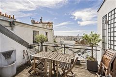 DUPLEX APARTMENT ENJOYING PANORAMIC OPEN VIEWS IS IN A FINE LATE 19TH CENTURY BUILDING