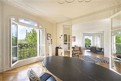 COMMANDING EIFFEL TOWER VIEW