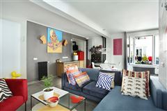 VERY PEACEFUL APARTMENT ON THE THIRD FLOOR OF A FINE ART DECO BUILDING