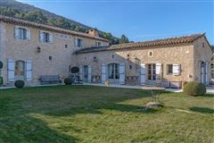 TASTEFULLY RESTORED 18TH CENTURY RESIDENCE