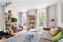 LIGHT-FILLED SPACIOUS RESIDENCE IDEALLY LOCATED