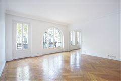 LIGHT-FILLED SPACIOUS APARTMENT IDEALLY LOCATED