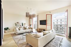 SPACIOUS RENOVATED APARTMENT IN THE AUTEUIL NEIGHBOURHOOD OFFERS AN OPEN VIEW