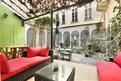 PERFECT PIED-à-TERRE IN A BEAUTIFUL BUILDING