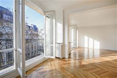THIS LOVELY SPACIOUS APARTMENT IS BATHED IN SUNSHINE