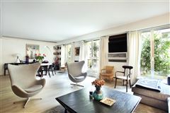 LIGHT-FILLED CHIC APARTMENT IN A BEAUTFUL BUILDING