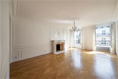 CHARMING LIGHT-FILLED APARTMENT IN THE SAINT-LAZARE NEIGHBOURHOOD