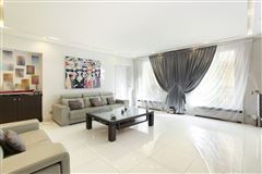 LOVELY APARTMENT WITH AN EXCELLENT FLOOR PLAN AND IN PERFECT CONDITION