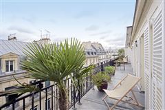 THIS BEAUTIFUL APARTMENT OCCUPIES THE WHOLE FIFTH FLOOR ENJOYS OPEN VIEWS