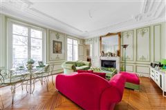 BEAUTIFUL APARTMENT IN AN ELEGANT PRIVATE STREET IN THE CAPITAL'S NOUVELLE ATHèNES NEIGHBOURHOOD