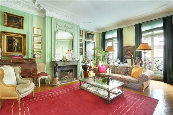 Apartment In A Fine Late 18th Century Private Mansion