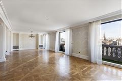 FACING THE WORLD-RENOWNED PLAZA ATHéNéE PALACE HOTEL