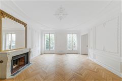 BEAUTIFULLY RESHAPED APARTMENT WHILE PRESERVING ITS AUTHENTIC HAUSSMANNIAN FEATURES