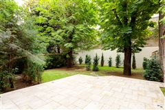 MAGNIFICENT FIRST FLOOR APARTMENT WITH PRIVATE GARDEN