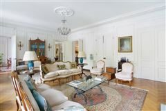 CAREFULLY RENOVATED PARIS APARTMENT