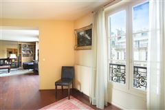 AN IDEAL PIED A TERRE NEAR THE RESTAURANTS AND ART GALLERIES