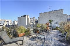 EXCEPTIONAL SPLIT-LEVEL APARTMENT