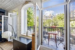 A FINE, SPACIOUS APARTMENT