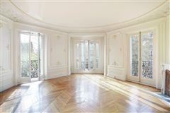 ELEGANT CORNER APARTMENT WITH PERIOD FEATURES ENJOYS AN OPEN VIEW