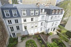 BEAUTIFUL DUPLEX APARTMENT LOCATED ON THE TOP FLOORS OF A PRIVATE MANSION