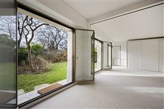 LOVELY APARTMENT WITH A GARDEN BATHED IN SUNSHINE AND ENJOYING A VIEW OF THE EIFFEL TOWER.
