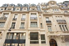 THIS CHARMING APARTMENT OFFERS LIVING SPACE ON THREE FLOORS AND IS IDEALLY LOCATED