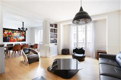 CHIC AND SPACIOUS APARTMENT IN A PERIOD BUILDING WITH BEAUTIFUL COMMON AREAS